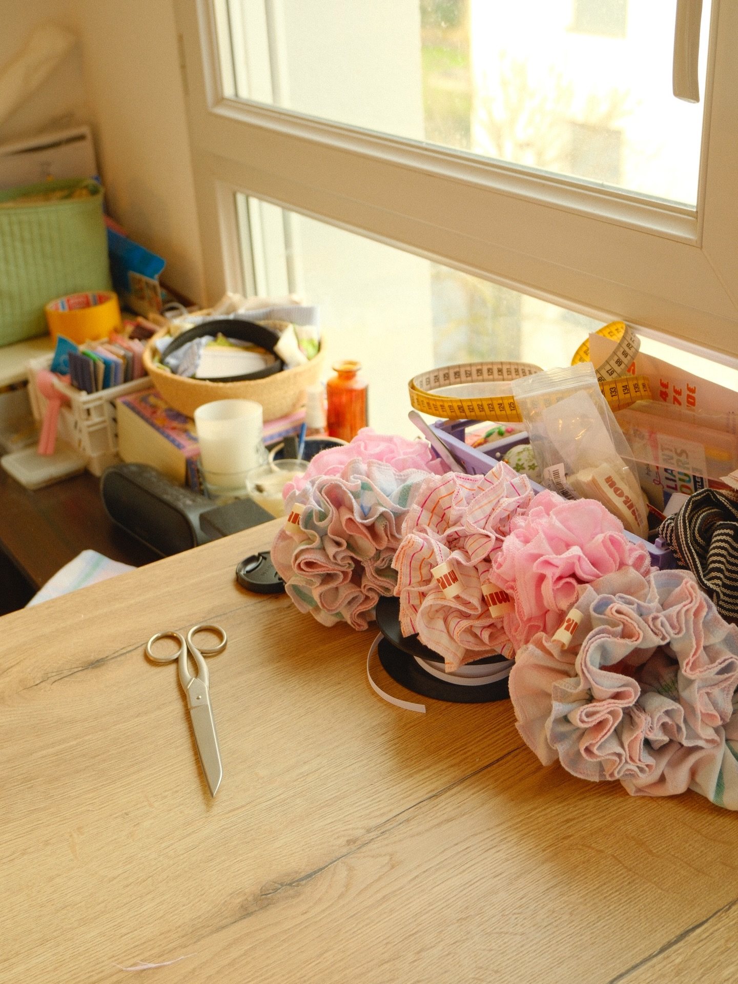 Chouchous fleur posés sur la table de l'atelier