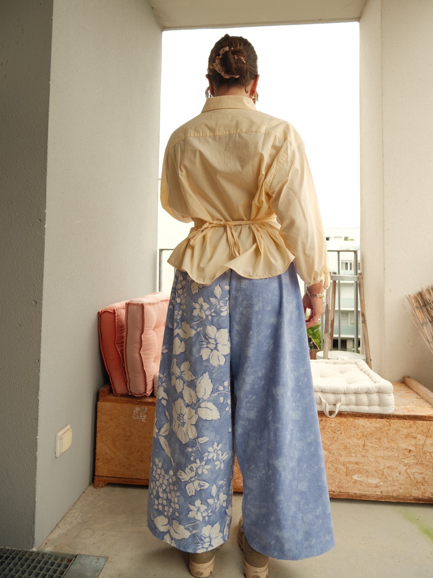 Pantalon fluide bleu fleuri et chemise jaune