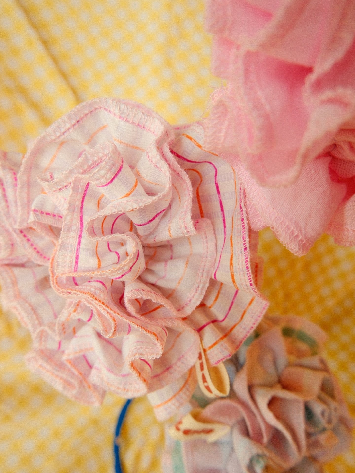 Chouchous fleur en tissu vichy rose et blanc