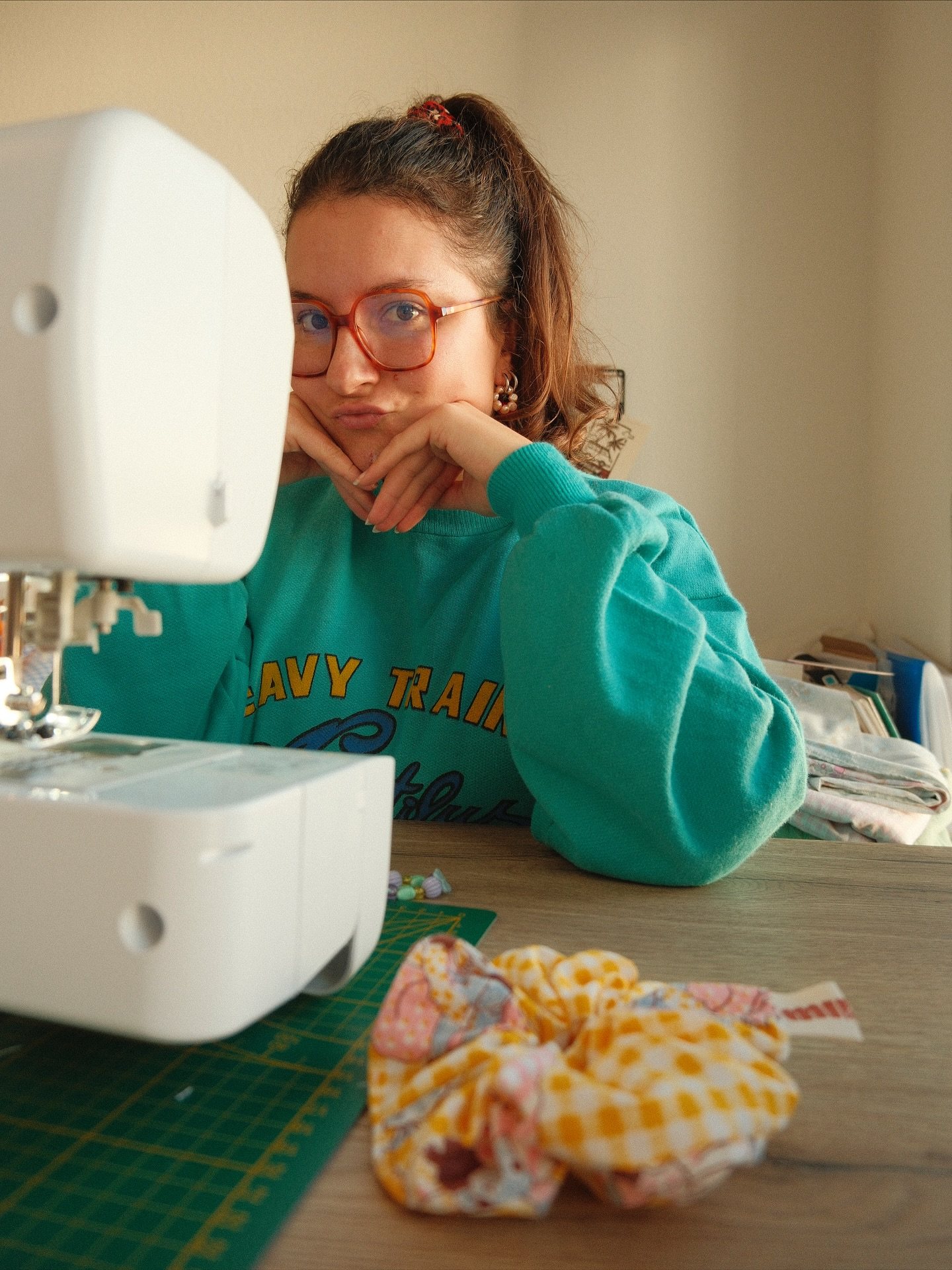 Milou à sa machine à coudre, avec un chouchou vichy jaune