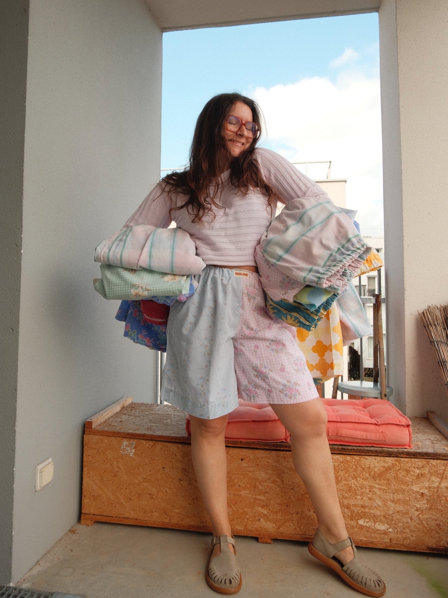 Milou avec une pile de pièces de printemps