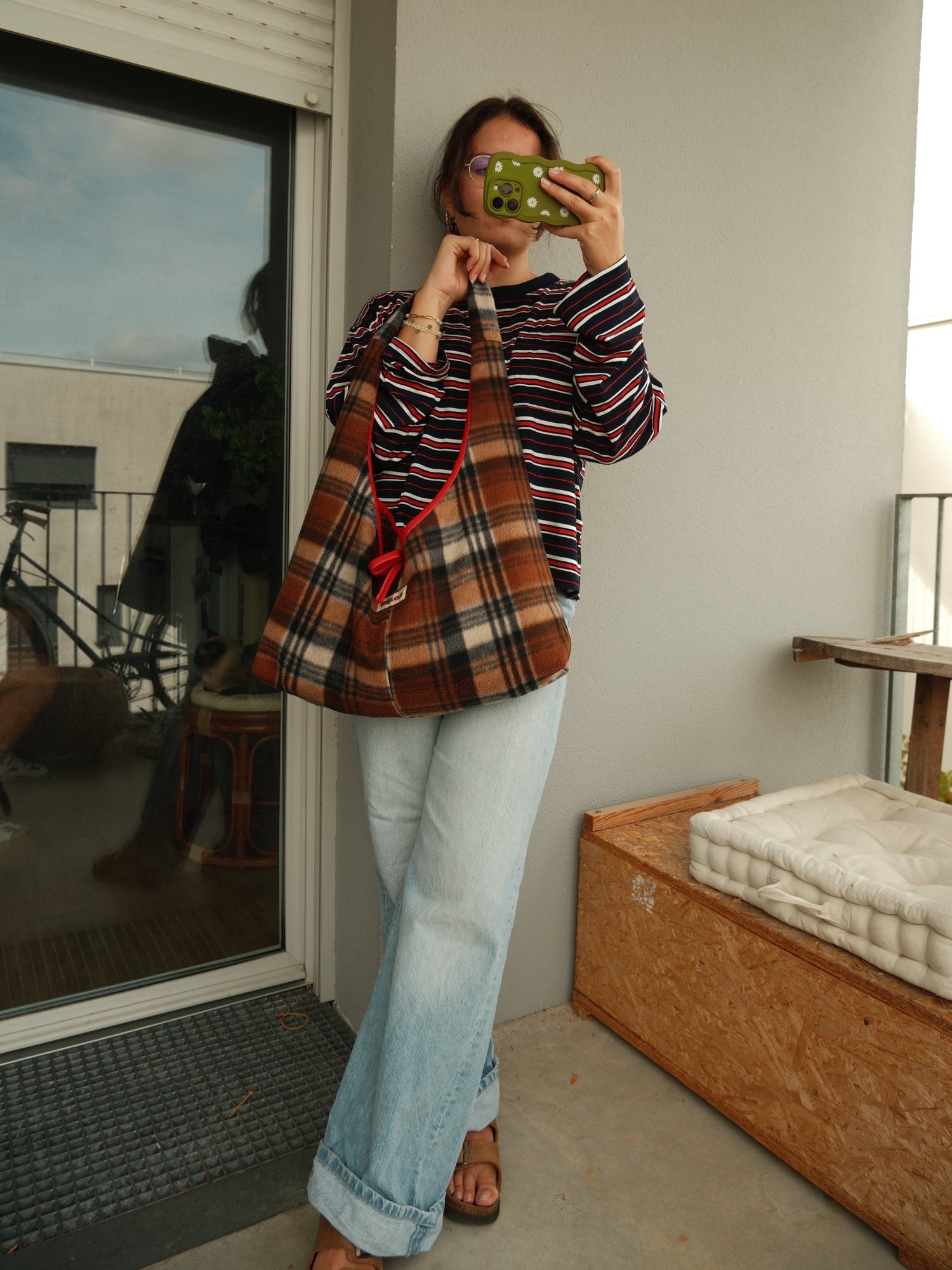 Sac en plaid porté sur un balcon