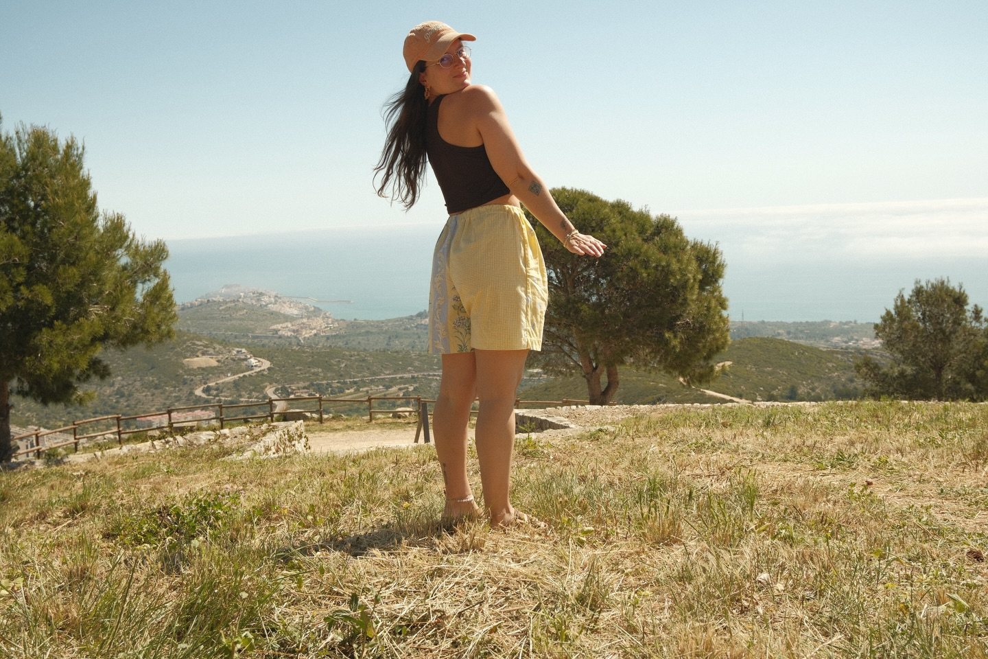 Short jaune porté sur une colline face à la mer
