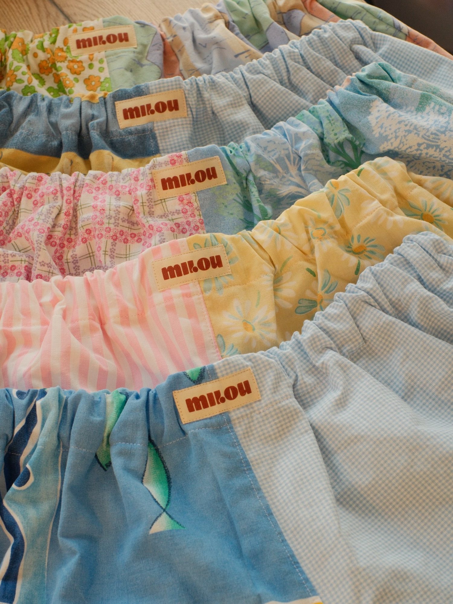 Pile de shorts colorés avec l'étiquette milou