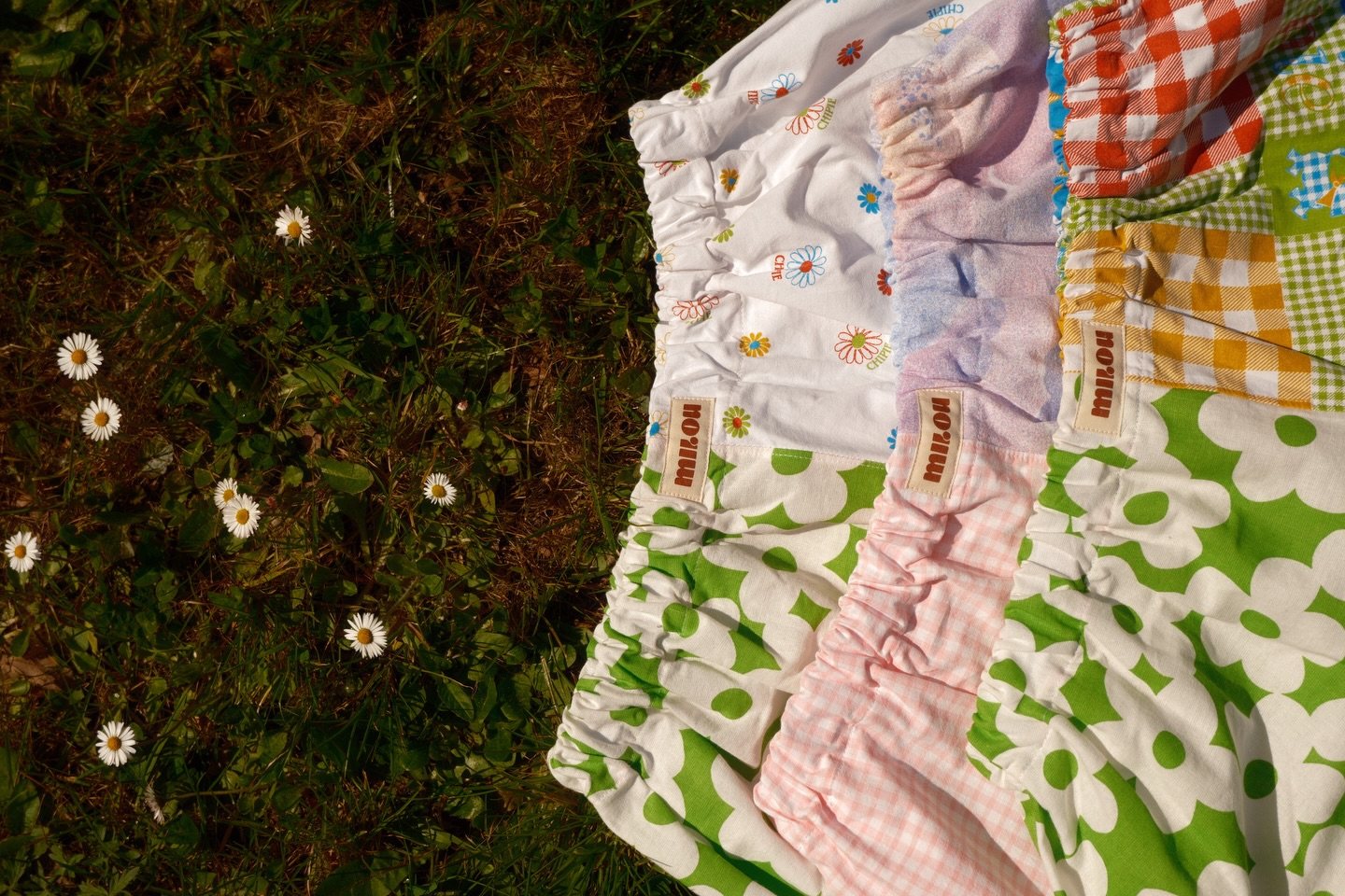 Shorts fleuris posés dans l'herbe
